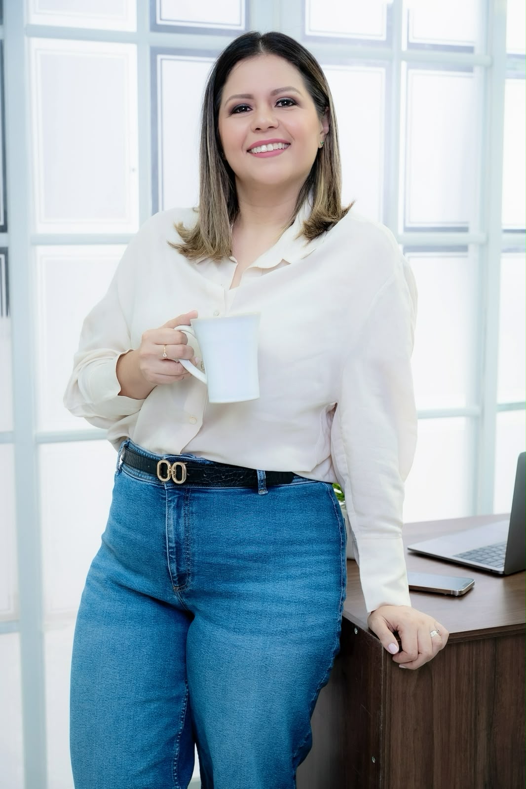 Ana Carolina Álvarez en su oficina
