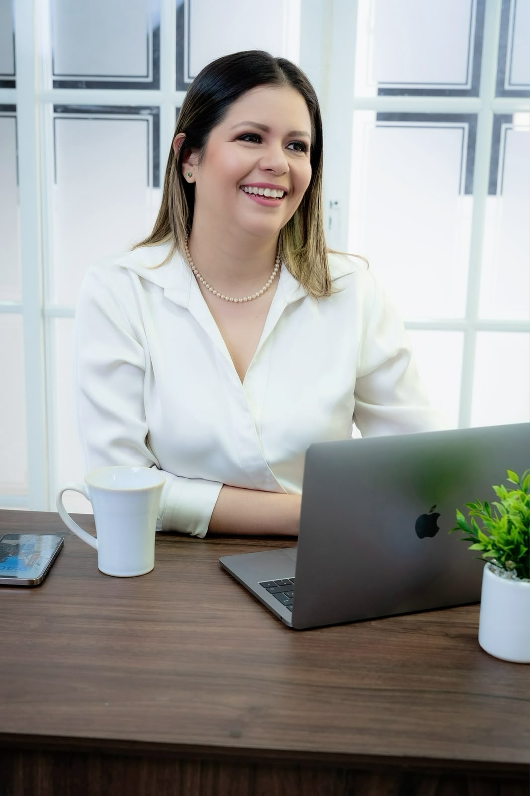Ana Carolina Álvarez trabajando en su oficina