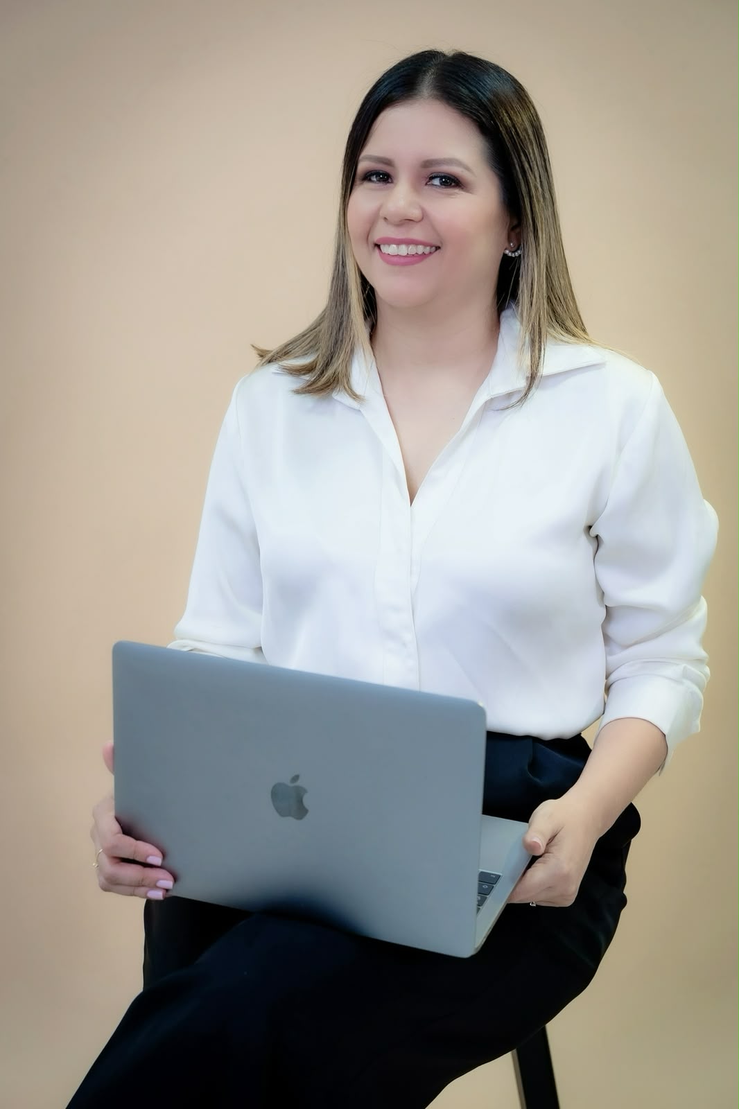 Ana Carolina Álvarez trabajando en la asesoría de tu seguro